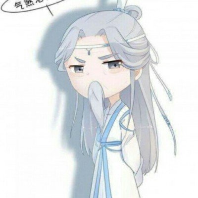 男孩把小区石桌踩翻了压到头